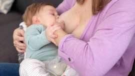 Dar el pecho al bebé supone una de las decisiones cruciales a la hora de ser mamá. La ciencia respalda la leche materna como una de las fuentes nutritivas más importantes para tu hijo. ¿Conoces sus ventajas y cómo tratar posibles dificultades?
