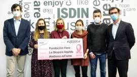ISDIN y la farmacia española, mediante la campaña Juntas contra el cáncer de mama Woman ISDIN, han donado por tercer año consecutivo a Fundación FERO y VHIO -Instituto de Oncología del Valle de Hebrón- 25.000 euros para investigación 