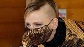 Abandona ese halo de cierta fragilidad a pesar de su poderosa estatura y complexión y apuesta por un corte a la última y rompedor