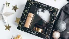 Su potente efecto antiedad corrige las arrugas más profundas, las líneas de expresión y aporta un efecto lifting natural que reactiva la piel