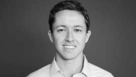 Lleva 5 años sin hacerlo porque, dice, la piel necesita a los microbios para su apariencia y salud. Hamblin pone el concepto de la higiene del revés y lo cuestiona desde todos los puntos de vista posibles e imposibles