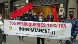 Peluquerías y salones de estética catalanes han protestado ante la sede de ERC, exigiendo que cumplan su promesa de impulsar la bajada del IVA a la imagen personal en los Presupuestos Generales de 2021