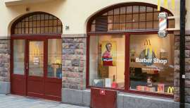 ...De estética del pasado, a más inri noventera, pero con IA al mando (Inteligencia Artificial), la última novedad de la famosa internacionalmente cadena de hamburguesas, aunque tiene truco y trato. ¡Sigue leyendo! 