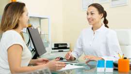 A pesar del bombardeo de noticias y titulares acerca del crecimiento inusitado y tendencia del e-commerce, salones de belleza y peluquerías han de cultivar a su vez las relaciones humanas que los definen, algo que desean los consumidores