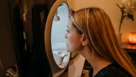 Nueva generación de cosméticos que se sirve por primera vez de la luz azul de las pantallas de plasma en favor del tratamiento de la piel. Su principal virtud, la reparación del ADN celular frente a ella