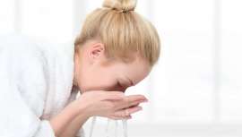 Farmacéuticos, cosmetólogos y médicos estéticos descubren las razones del multicleansing: ni todas las zonas del rostro tienen la misma concentración de glándulas sebáceas, ni todas envejecen igual