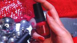 A marca de esmaltes OPI e a firma de lingerie vão levar a cabo uma ação especial durante o Natal nas lojas de Etam para celebrar a Passagem de Ano com unhas e lingerie vermelha