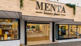 Cuenta con un equipo profesional y apasionado por el mundo de la peluquería, con servicios que engloban coloración y corte hasta alisados, maquillaje, novias, styling, extensiones, etc. 