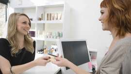 Coincidiendo con la temporada de rebajas, OMAT reflexiona sobre las aspectos que más atraen a los clientes a la hora de comprar un servicio de peluquería o estética. ¿Es el precio lo único que importa? ¿Y el low cost, dónde queda?