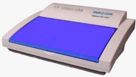 Para ti, tu centro, clientes e incluso en tu hogar, el Esterilizador UV-C, cómodo y de fácil manejo, desinfecta e higieniza rápidamente todo tipo de objetos, utensilios y herramientas en el día a día de tu salón de belleza y/o peluquería