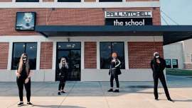 Más de 100 Escuelas Paul Mitchell ofrecen una beca de matrícula completa a un candidato calificado por campus