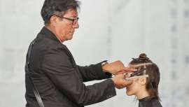 Es un genio, y parte de una máxima que imponen los tiempos, hacer fáciles para todos las cosas que a priori puedan parecer difíciles. Sam Villa perfecciona el trabajo en el salón de peluquería con cinco consejos clave 