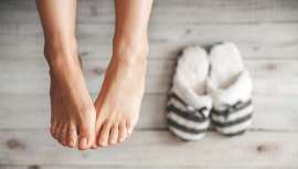 Son una de las partes más importantes de nuestro cuerpo; nos sujetan, nos mantienen firmes y permiten nuestra movilidad, de ahí la importancia de vigilarlos y mimarlos, sea la época que sea