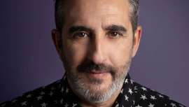 Al frente de Centro Beta, sentando cátedra en peluquería y haciendo de la Imagen Personal la travesía y punto de destino Gonzalo Zarauza, uno de los imprescindibles de la industria, celebra su 30 aniversario feliz y agradecido y así nos lo cuenta