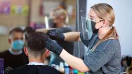 El sector de peluquerías y centros de estética cerraría 2020 con un retroceso estimado del 27,5% respecto a 2019, como consecuencia del impacto del coronavirus, según las previsiones realizadas por el Observatorio Sectorial DBK 