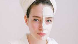 El humo aumenta los radicales libres del entorno y estos dañan las membranas de las células llegando a mutar su información genética y empeorando mucho la sequedad de la piel