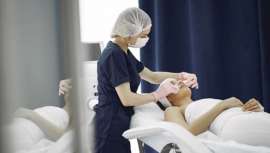 Se trata de un sector de servicio personalizado, muy arraigado a la cultura de la desinfección, donde los profesionales usan EPIs, y que opera bajo la regla 1-1-1 (1 puesto - 1 cliente - 1 asesor/profesional), sin contagios