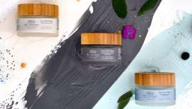 Tres fórmulas veganas e hipoalergénicas aptas para pieles sensibles con texturas cremosas, fragancias naturales y fácil aclarado que ofrecen beneficios purificantes, restauradores, hidratantes y antioxidantes