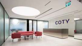 Coty, la compañía de cosméticos y perfumería, que hace unos meses se desprendiera de sus marcas profesionales, contrae su negocio un 16% en el segundo trimestre y entra en números rojos