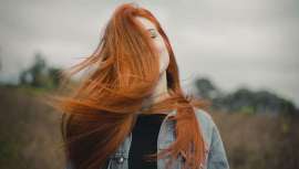 A la hora de vestirse es importante conocer los colores que más nos favorecen y al mismo tiempo, combinarlos con los de nuestro pelo. Los expertos nos aconsejan cómo escoger los tonos más adecuados