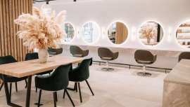 Decorado, habilitado y transformado. De sucursal de banco a un edén de belleza, el Salón Sonia Cases abre en plena pandemia y enamora. Sus clientes se rinden a ella, su equipo y CimaPietranera 