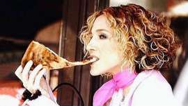 Alberto Sanguino, director de Educación de Llongueras, analiza tres looks de la actriz Sarah Jessica Parker en su papel como Carrie Bradshaw, la escritora más famosa de Nueva York en la década de los 90, icono de estilo