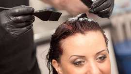 La respuesta es ¡sí! Respetuosa con el medio ambiente y natural, salvaguardando la salud no solo del cabello sino también del profesional y el cliente. Aunque, con ciertos matices que nos comenta el estilista Dimitri Barm