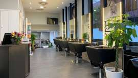 El salón insignia de la capital asturiana está dirigido por la estilista Ana Álvarez Suárez, que repasa su extensa trayectoria en el equipo Llongueras al tiempo que ofrece una serie de recomendaciones para lucir una melena top