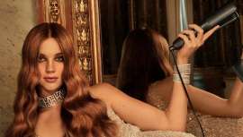 Para potenciar el acabado y el look final sin esfuerzo, la nueva styler ghd Max sublima el cabello femenino consiguiendo además más brillo en la mitad de tiempo. Sin rotura ni encrespamiento. Ideal para cabello largo, grueso o rizado  