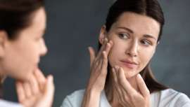 Es una de las hormonas del estrés, causante del envejecimiento prematuro, de posibles brotes de acné y hasta de la aparición de alergias cutáneas. Suma años, y muchos, y nos pone arrugas que antes no estaban. Por eso, vamos a combatirlo  