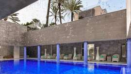 Este tratamiento se ofrece en el espacio Wellness del hotel Santa Catalina, en Las Palmas de Gran Canaria, y está especialmente indicado para rehidratar la piel de las zonas afectadas por los geles hidroalcohólicos y las mascarillas