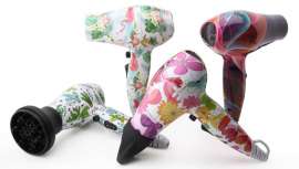 Pequeño, ¡para disfrutar a lo grande! El nuevo Lim Hair WR 3.0 de apenas 13 cm de largo pero 1200 W de potencia, acompañará a tu clienta en cualquier momento o lugar, en el gimnasio o de viaje. Con accesorios y un precioso estampado de diseño