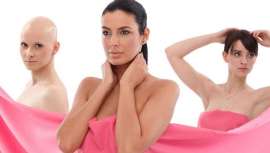 La quimioterapia se basa en agentes citotóxicos, inhiben la proliferación celular de las células cancerosas y la radioterapia afecta directamente a la piel y la hace más sensible a las radiaciones UV