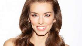 Vuelven los tonos vibrantes y los acabados luminosos, pero sin duda la gran protagonista seguirá siendo la fuerza e intensidad de la mirada. Labios, ojos y rostro, el maquillaje primaveral imprime pasión y color