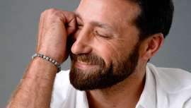 Tras un año de pandemia, apetece cuidarse más. Rejuvenecer, eliminar manchas y cicatrices post-acné, mejorar el tono de la piel, deshacerse del vello... Son algunos de los deseos de los hombres más presumidos