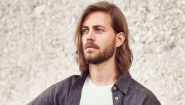 Moser, la famosa firma de máquinas de corte y accesorios nos detalla paso a paso cómo sacar el máximo partido a un corte masculino en el que el cabello largo es el protagonista, con un toque de máxima elegancia