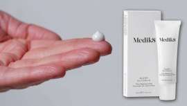 Sleep Glycolic es un peeling de ácido glicólico para aplicarse en casa. Con un 10% de este alfahidroxiácido, ofrece resultados de rejuvenecimiento sin igual, actuando de forma gradual durante las horas de sueño