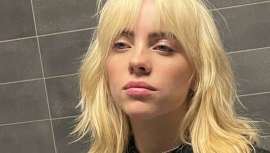 Después de haberla liado en los Grammy con un pelo negro y verde, liso y con una apuesta un tanto gore, la Eilish se transforma y de su negro habitual en contraste con su tez blanca se pasa a un rubio muy ochentero