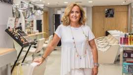 Al frente de un salón referente y desde Albacete, donde naciera, Ana Romero es figura de la peluquería, la cual concibe como la profesión que le ocupa y defiende al minuto sin importarle nada lo que dicen y sí lo que ella y su equipo hacen cada día