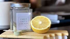 Las bebidas infusionadas arrasan entre los famosos porque mantienen hidratada nuestra piel, pero si incluimos limón, con sus múltiples propiedades y Unique Green Collagen, ganamos en salud, tal y como explica la farmacéutica Meritxell Martí