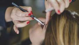 Por genética o edad, muchas veces los párpados presentan un aspecto alicaído y triste que una buena técnica de maquillaje puede lograr disimular, tal y como explica la maquilladora Cristina Lobato