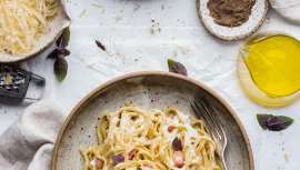 Existen ciertos alimentos o bebidas comunes que no solo añaden kilos de más, sino que producen efectos negativos en la piel, como la pérdida de firmeza y el envejecimiento