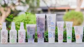 Con ingredientes de origen natural que preservan la biodiversidad de la selva peruana y fomentan la economía circular de las tribus que cultivan los activos certificados Natrue de sus cosméticos faciales y corporales 