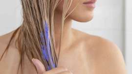 Qué es, cómo se usa y qué consigue el famoso champú violeta, ideal para rubios y contra amarillos no deseados