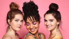 El de las protagonistas de The Bold Type, que arrasan y que viene siendo el recogido más chic desde hace varias temporadas. Lo descubrimos paso a paso con las estrellas de la peluquería