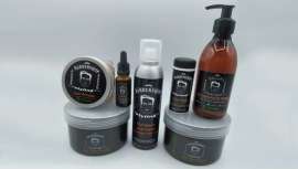 La línea barbera de Apple Cell es irresistible. Tanto por sus propuestas como por la naturalidad de todos sus productos, la relación calidad precio y su estilo. Cosmética capilar para hombre basada en las demandas del cliente actual 