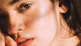 Reduce las líneas de expresión, aclara las manchas e ilumina el tono de la piel para, entre algunas cosas más, disfrutar de una piel de bebé