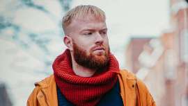 Es uno de los cortes más demandados por el hombre en la actualidad. De carácter clásico, bebe de las fuentes del mítico Sassoon sin perder un solo ápice de modernidad. Descubrimos con Wahl cómo hacer un Classic Crop Fade a la perfección