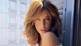 La actriz María Pedraza apuesta por el canela en un cambio de look que le sienta especialmente bien y realza su belleza