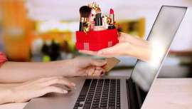 La inmediatez de la compra on-line consigue la misma característica a la hora de sentirnos mejor y más felices cuando adquirimos un producto cosmético